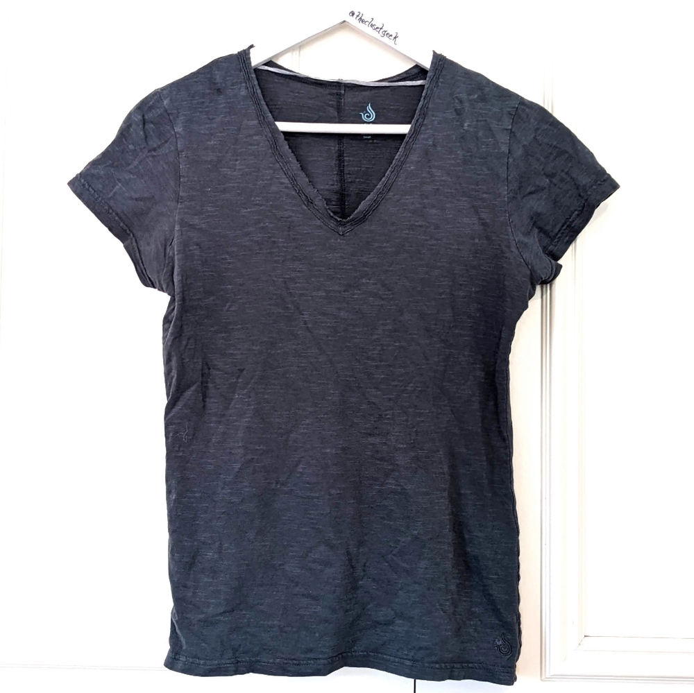 Isis v-neck tee